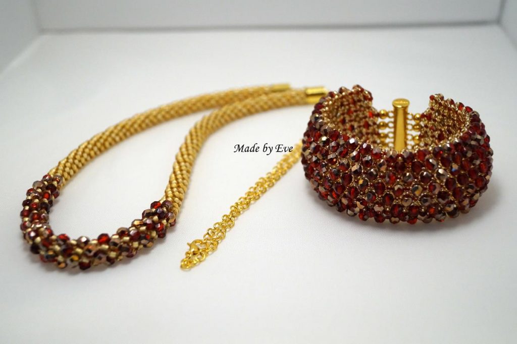 A red and gold set
