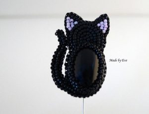 a brooch with onyx "black cat"